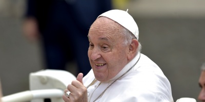 El Papa presenta una mejor�a "consolidada" y est� fuera de peligro, pero seguir� "algunos d�as" en el hospital