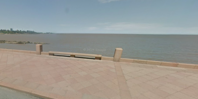 Armada busca a un joven que se tir� al agua en la escollera Sarand�