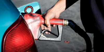 Gobierno eval�a fijar precio de los combustibles cada dos meses 