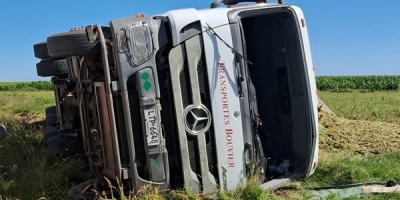 Un hombre result� lesionado tras quedar atrapado en la cabina de su cami�n luego de volcar en su veh�culo, en Durazno