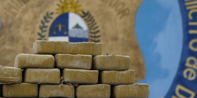 Operativo policial detuvo a tres hombres e incaut� casi 130 kilos de droga y tres veh�culos 