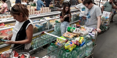 Nuevo sistema cambiario en Argentina no tienta a uruguayos a cruzar la frontera 