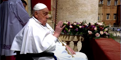 El Papa Francisco ha salido este Domingo de Resurreccin al balcn principal de la baslica de San Pedro para impartir la bendicin 'Urbi et Orbi'