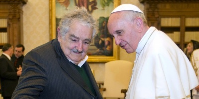 Mujica dijo que le sorprendi� el ofrecimiento de Francisco y no quiso hablar de expulsi�n de funcionario iran�