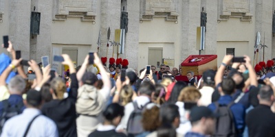 Hay largas filas para despedir al Papa Francisco