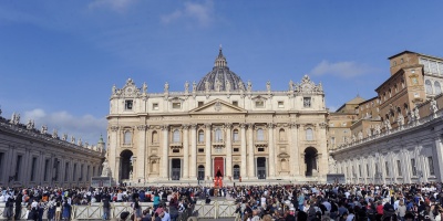 Fieles catlicos desbordan la capilla ardiente
