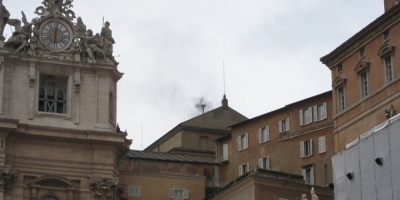 El Vaticano instala la chimenea que anunciar el nuevo Papa desde la Capilla Sixtina