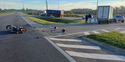 Una mujer de 24 aos est grave tras haber chocado en su moto contra un camin