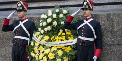 En el marco de la Conmemoraci�n del 215� Aniversario de la Revoluci�n de Mayo de 1810, la Embajada argentina coloc� una ofrenda floral ante el monumento del General Jos� Gervasio Artigas