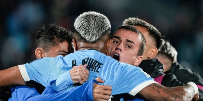 Uruguay venci a Venezuela por 2 a 0 y acaricia la clasificacin