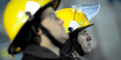 Bomberos rescat a una persona atrapada en el techo de su vivienda incendiada