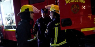 Bomberos contina trabajando en tareas de remocin y enfriamiento en el edificio incendiado