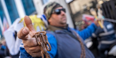 Trabajadores del sector pesquero instalaron una carpa frente a Torre Ejecutiva, en reclamo de soluciones al conflicto instalado
