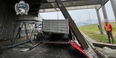 Un siniestro generó daños estructurales en un puente de la Rambla