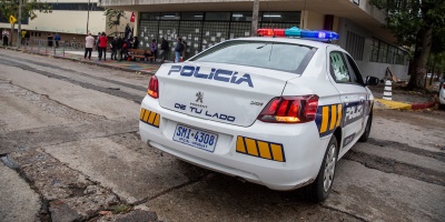 tres delincuentes en dos motos asaltaron una farmacia en la modalidad piraa y se llevaron perfumes