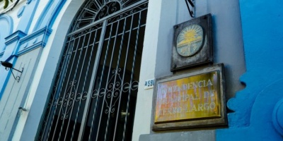 Un hombre se encaden y hace huelga de hambre en la puerta de la Intendencia de Cerro Largo tras ser cesado