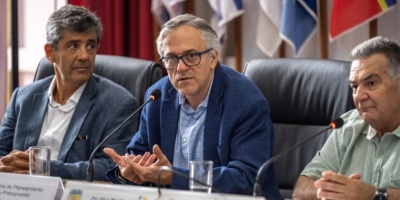El Poder Ejecutivo a travs de la Oficina de Planeamiento y Presupuesto negocia con las Intendencias el tema presupuestal