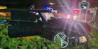 Dos personas fallecieron tras despistar el auto en el que circulaban