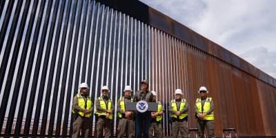 EEUU pinta de negro el muro con Mxico para elevar la temperatura e impedir el paso de migrantes