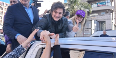 Agredieron al presidente Javier Milei y otros candidatos en una caravana de campaa