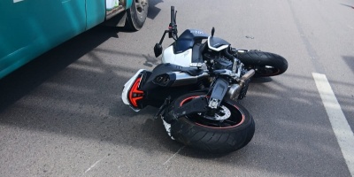 Un motociclista falleci tras ser chocado por alcance por un mnibus de turismo sin pasaje 