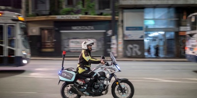 Un siniestro de trnsito entre dos mnibus en la avenida 18 de Julio dej a varias personas lesionadas y desvos en la zona