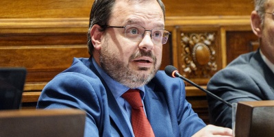 Legislador Colorado propone convocar a Spinetti al parlamento por contrataciones irregulares y gastos excesivos