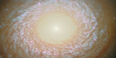 Hubble captura una galaxia desconcertante