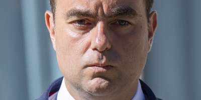  Dimite el primer ministro de Francia un da despus de formar Gobierno