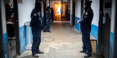 Funcionarios penitenciarios paralizaron tareas y piden -entre otras cosas- que su trabajo dea declarado como insalubre