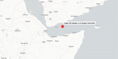 Un buque mercante se incendia tras el impacto de un proyectil cerca de Yemen