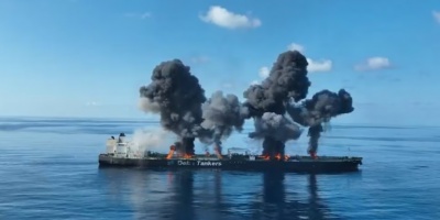 Un buque mercante se incendia tras el impacto de un proyectil cerca de Yemen