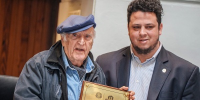 A sus 92 aos, el escritor, periodista y dramaturgo, Mauricio Rosencof, fue homenajeado en la Junta Departamental, por su aporte a la cultura nacional