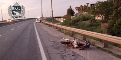 Un siniestro de trnsito entre una moto y un auto dej a dos jvenes heridos de gravedad