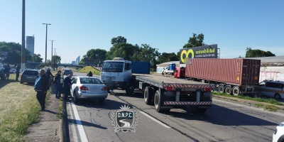 Una persona result lesionada tras el choque de dos camiones y un auto