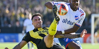 Pearol y Nacional empataron 2 a 2 por la primera final del campeonato uruguayo