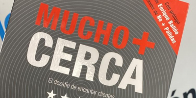 lvaro Prez y su libro "Mucho + cerca"