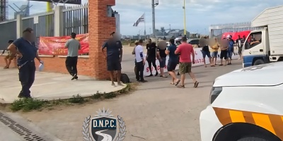 Camioneros cortan accesos al puerto