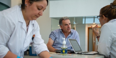 En medio del Consejo de Ministros Orsi y varios ministros fueron vacunados contra el sarampin 