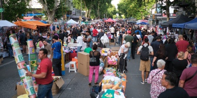 Mucho p�blico en la V�a Blanca de 8 de Octubre y buenas ventas en los comercios que funcionaron hasta entrada la noche