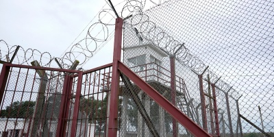 Un recluso de Cerro Largo se negaba a su traslado a Montevideo y debi� ser retirado por el PADO, con disparos de estruendo y gases