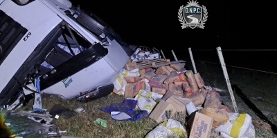 Un cami�n despist� y volc�; hay dos personas lesionados