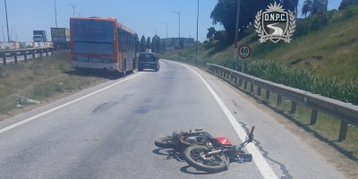 Una motociclista est� grave tras ser embestida por un �mnibus 