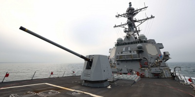 China despliega barcos y aviones para vigilar a un destructor estadounidense