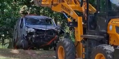 Guardavidas de Maldonado rescataron a hombre que cay� en su camioneta a arroyo San Carlos