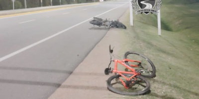 Falleci� un motociclista tras chocar con una bicicleta