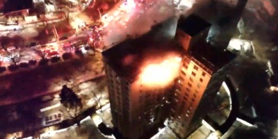 Al menos un muerto y 14 heridos por un incendio declarado en un edificio de 17 pisos en Nueva York