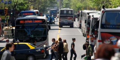 Octogenario fue atropellado por un motociclista que haca piruetas en la calle