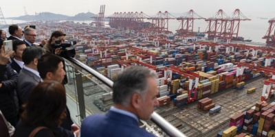 Yamand� Orsi recorri� el puerto de Shangh�i, considerado el m�s importante del mundo