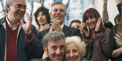 Nieto de Estela de Carlotto llega a Uruguay con su msica y lejos de la poltica
